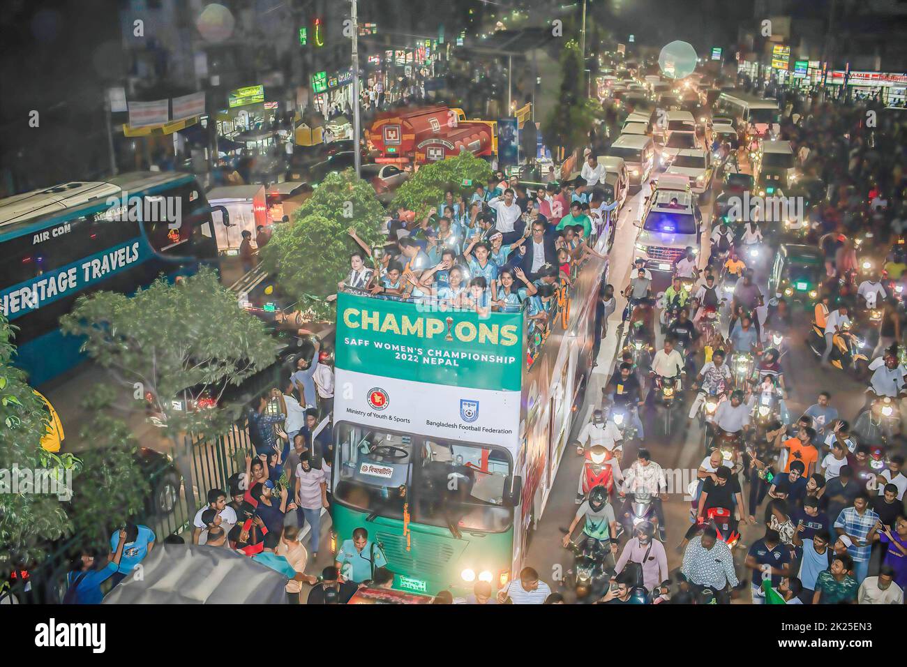 Dhaka, Bangladesch. 21. September 2022. Die Fußballnationalmannschaft der Frauen feiert auf dem Weg zum Bangladesh Football Federation House. Die bangladeschische Fußballnationalmannschaft der Frauen hält die Trophäe der SAFF-Frauenmeisterschaft in einem offenen Bus auf dem Weg vom internationalen Flughafen Hazrat Shahjalal zum BFF-Haus ab, während Tausende von einfachen Menschen die Spieler am Straßenrand begrüßen. (Foto: Sazzad Hossain/SOPA Images/Sipa USA) Quelle: SIPA USA/Alamy Live News Stockfoto