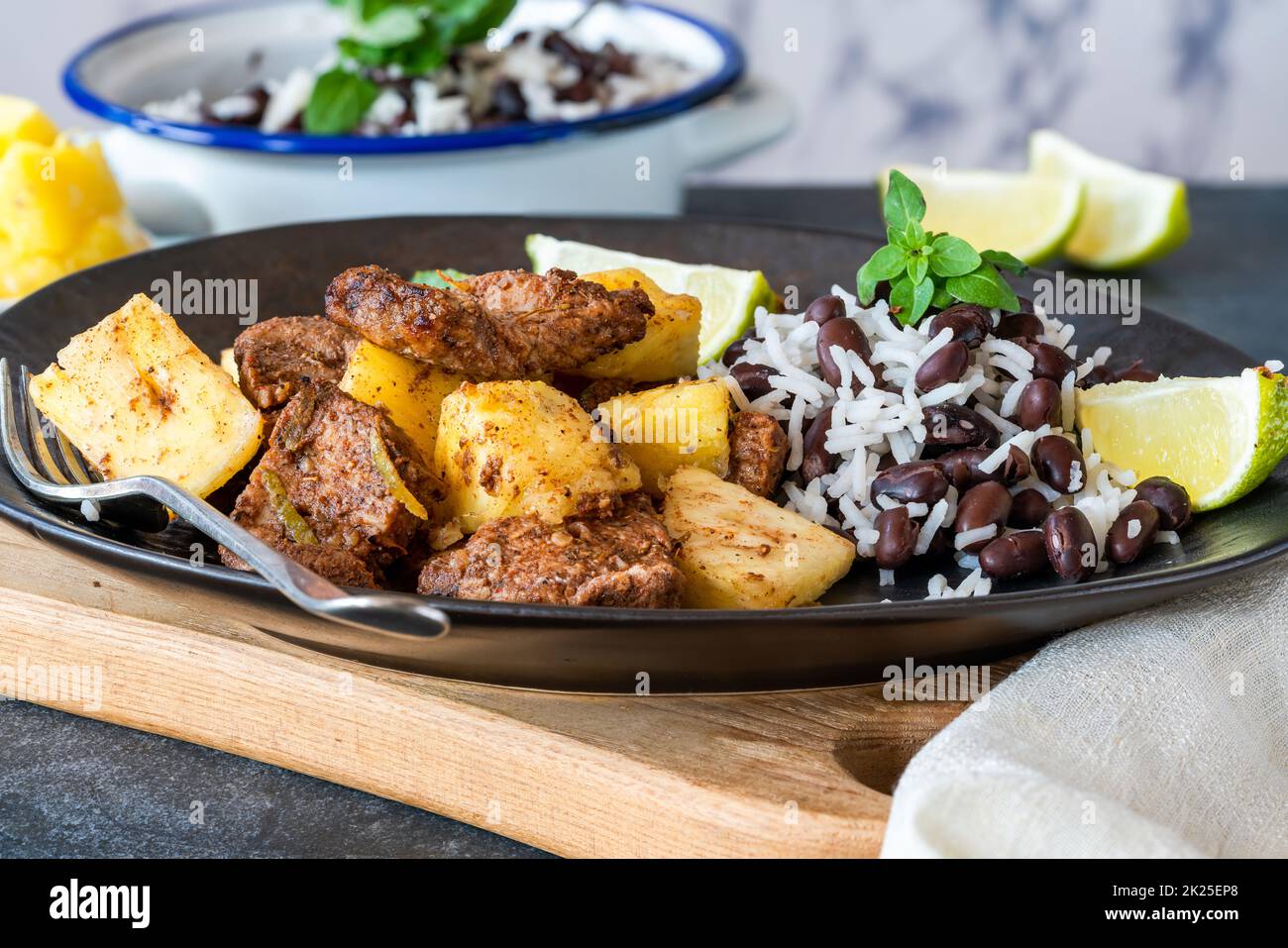 Schweinefleisch und Ananas mit schwarzem Bohnenreis rucken Stockfoto