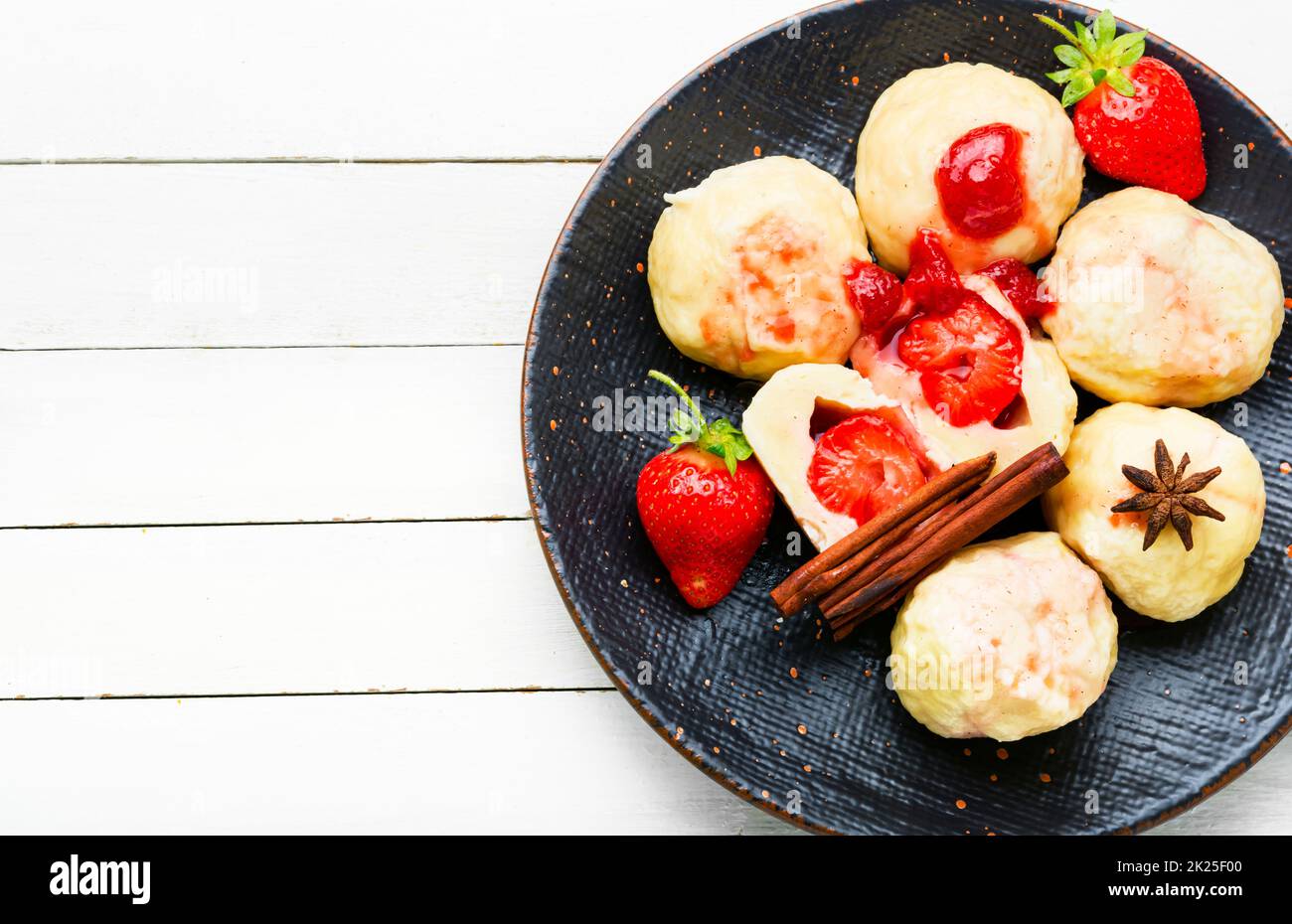 Süße Knödel mit Erdbeeren oder knedlik Stockfoto