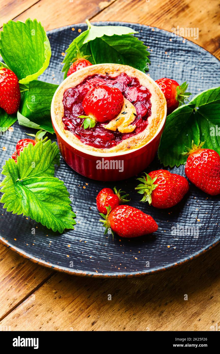 Sommertörtchen mit Erdbeeren, extra breit Stockfoto