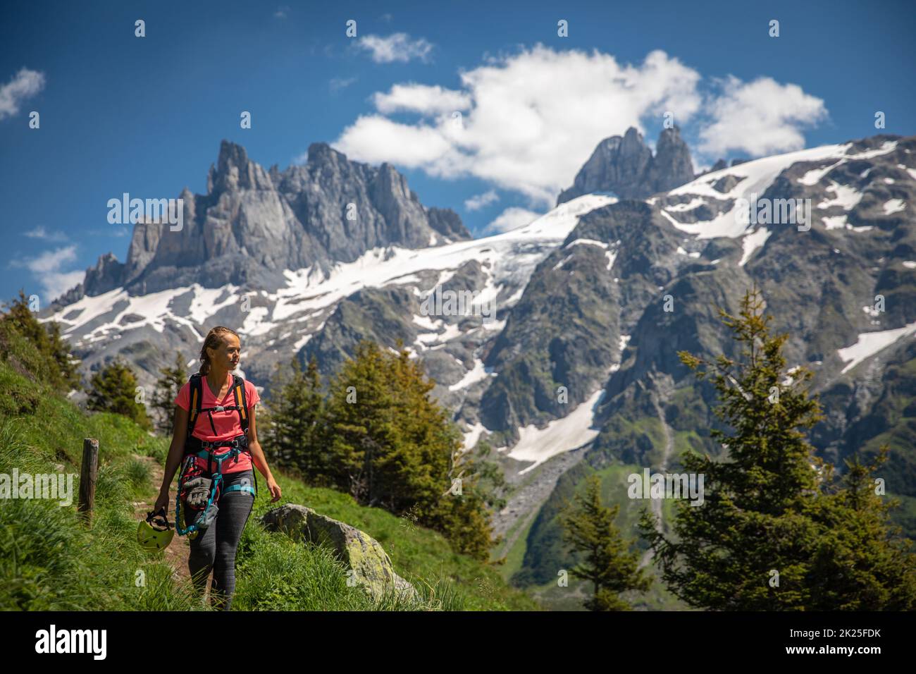 Hübschen, weiblichen Wanderer/Bergsteiger in einer schönen Berglandschaft der Schweizer Alpen Stockfoto