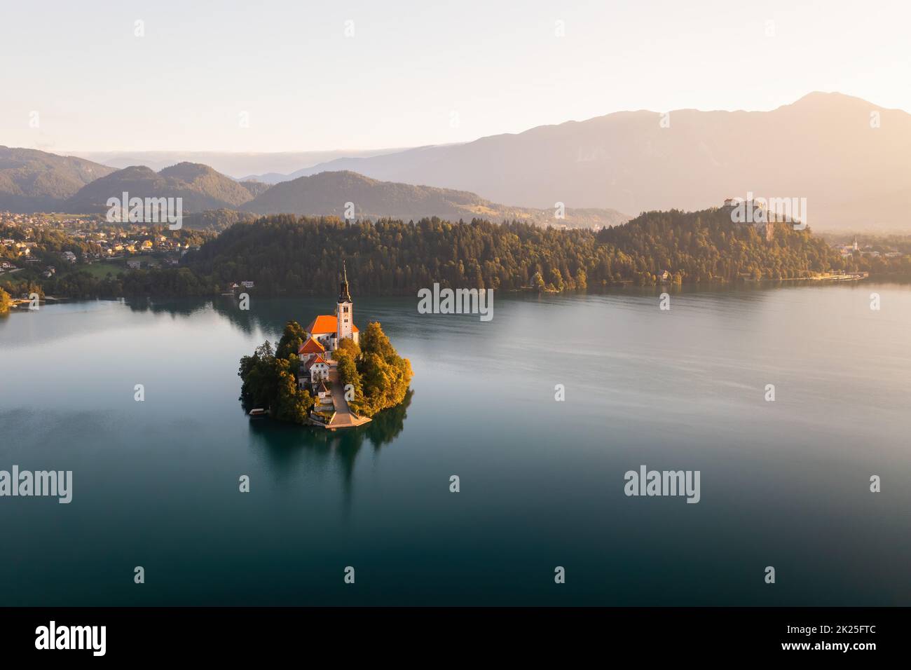 Insel mit Kirche darauf mit slowenischen Julian apls im Hintergrund Stockfoto