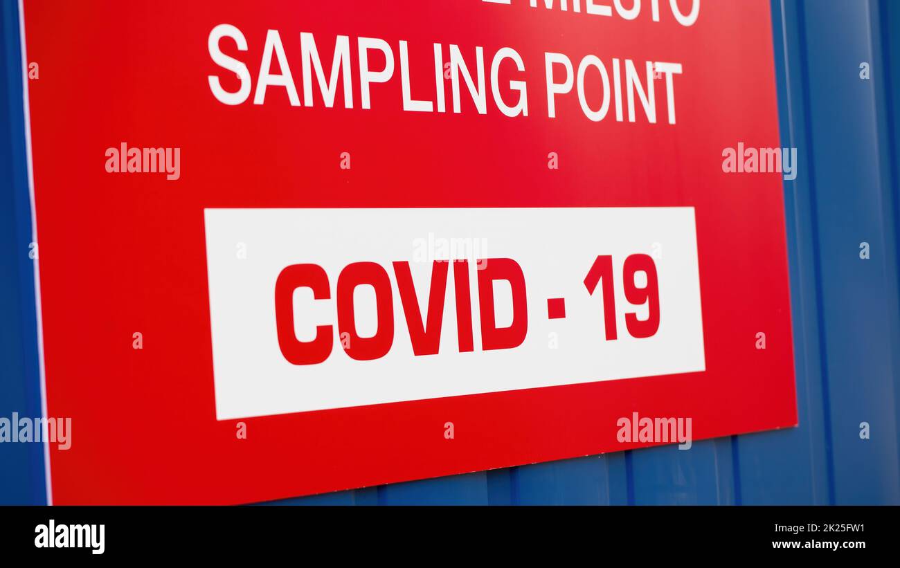 Detail des roten Etiketts mit dem COVID-19-Probenahmepunkt Stockfoto