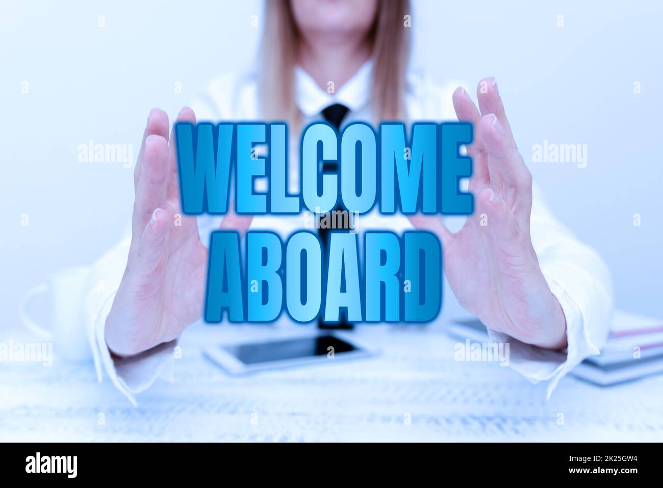 Hinweisschild mit „Willkommen an Bord“. Geschäftsübersicht Begrüßung einer Person, die als gewünschter App-Entwickler das neue Programm präsentiert, aktualisierte Geräte anzeigen Stockfoto