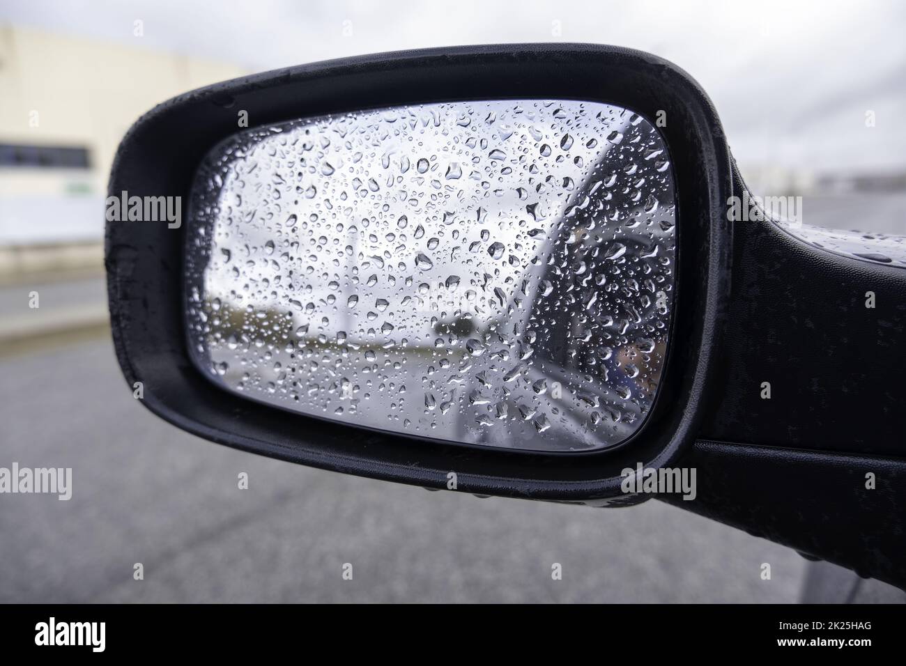 Rückspiegel mit Regen Stockfoto