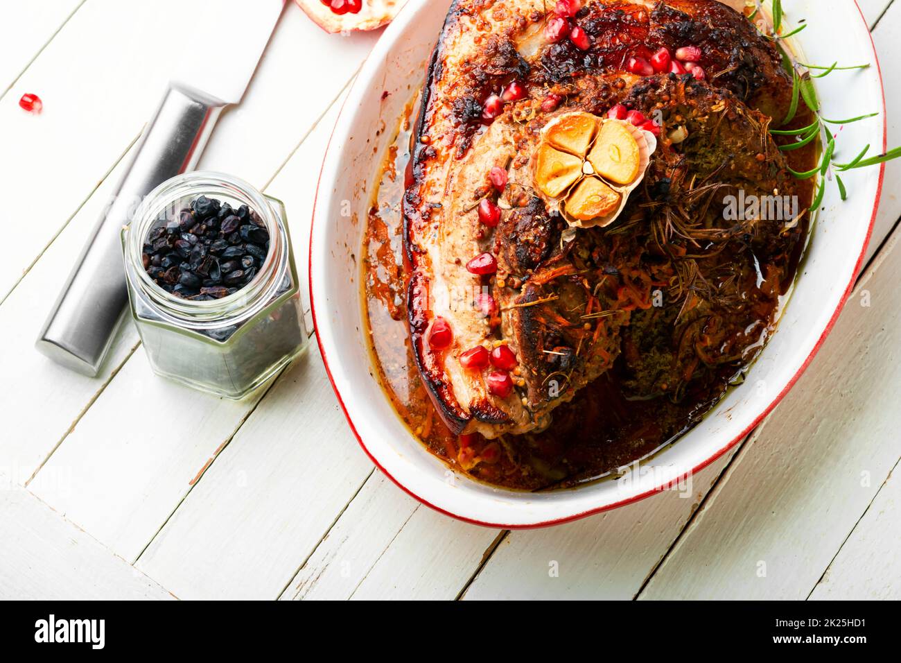 Gebackener Schweinebauch mit Kräutern. Stockfoto