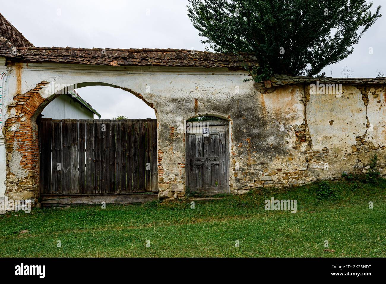 Das Tor und die Tür eines alten Bauernhauses in VisCES Rumänien Stockfoto