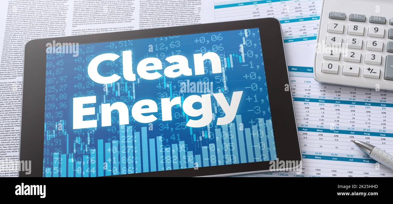 Ein Tablet mit Finanzdokumenten – Clean Energy Stockfoto