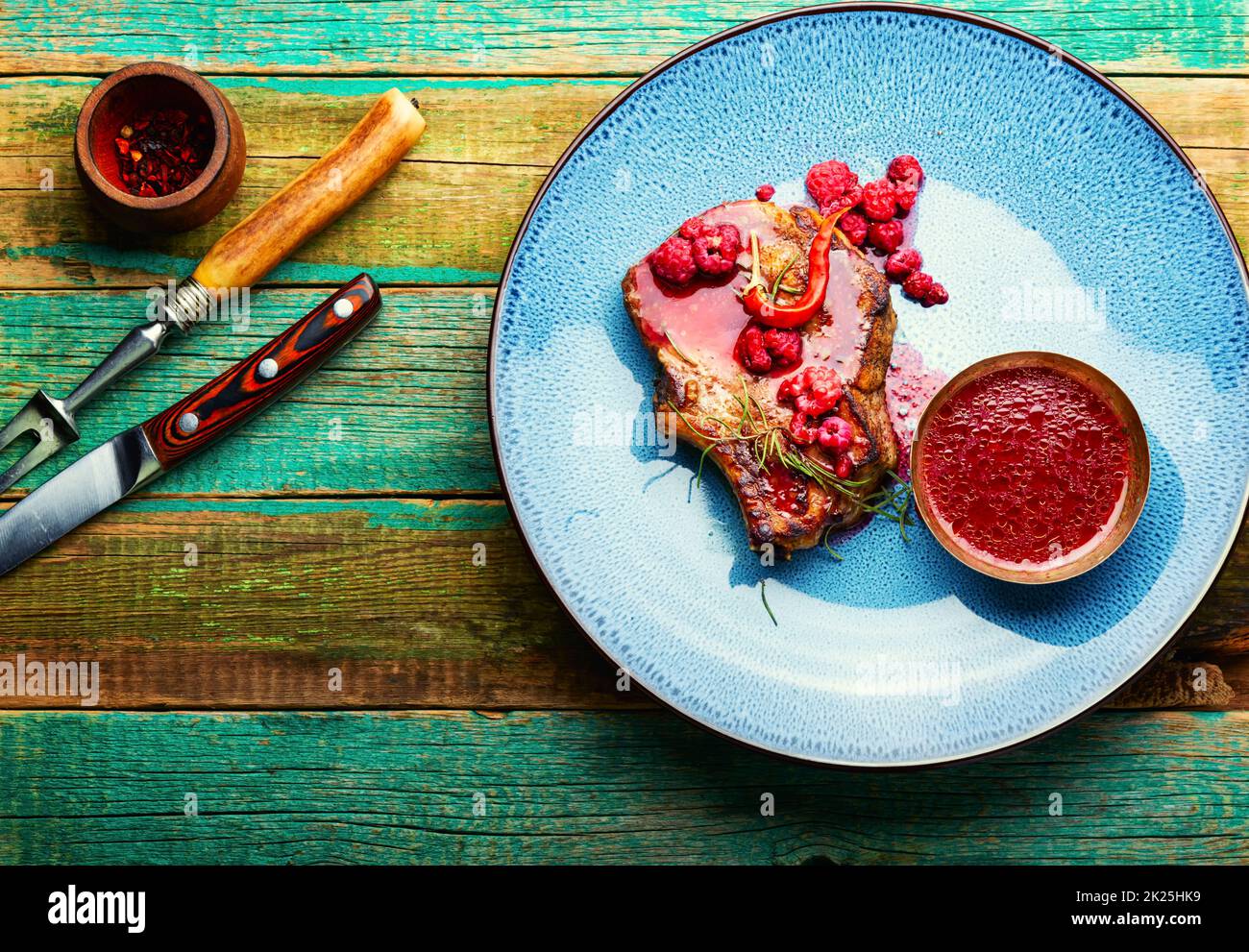 Schweinesteak mit Beerensauce. Stockfoto