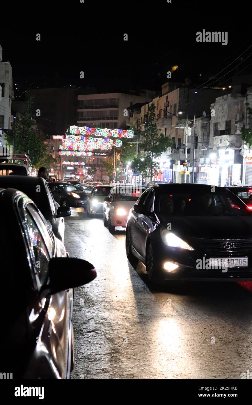 Jordan – Amman Downtown Streets at Night (Autos, arabische Stadt) Stockfoto