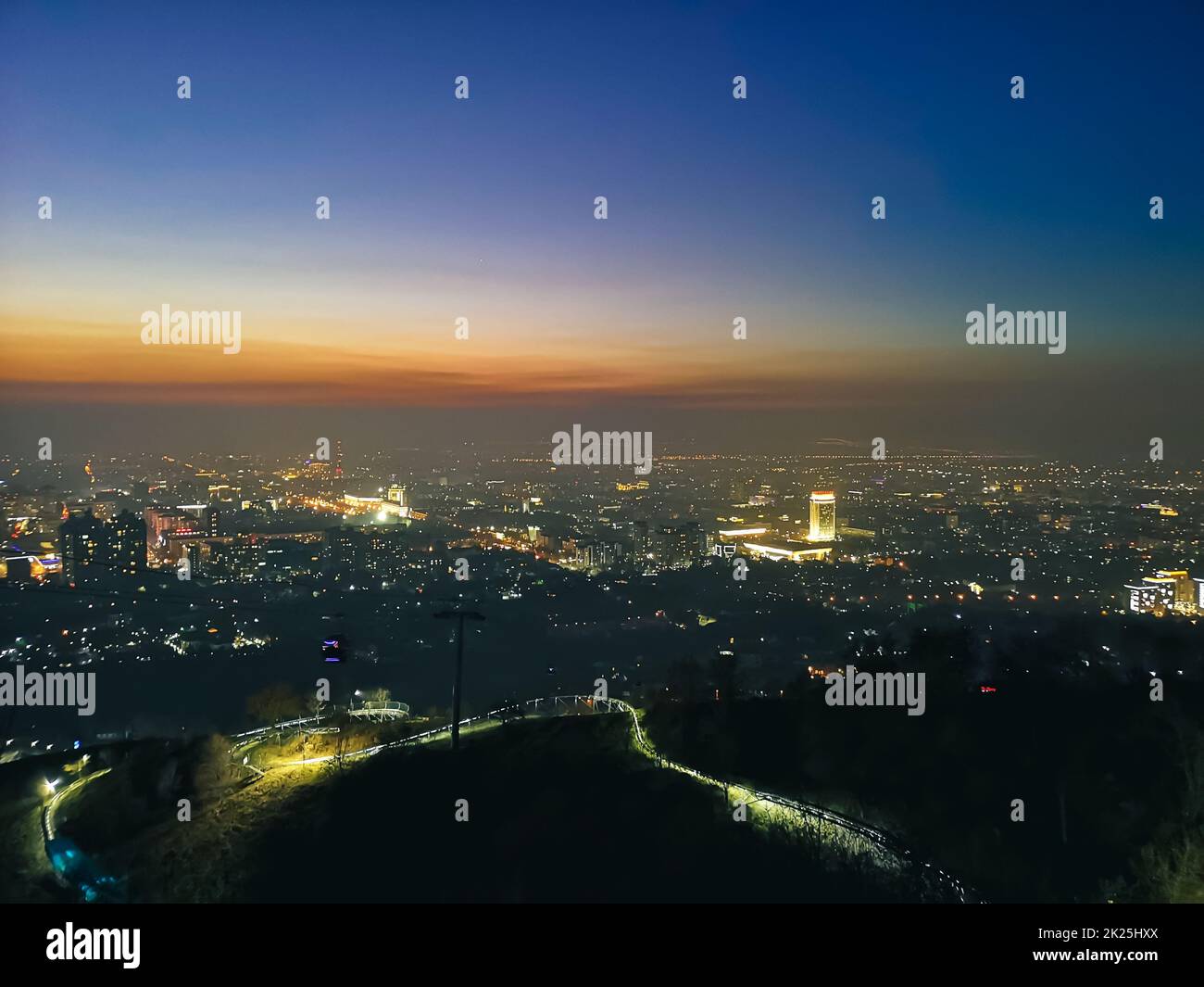 Nachtblick vom Berg Kok Tobe bis zur Stadt Almaty Stockfoto