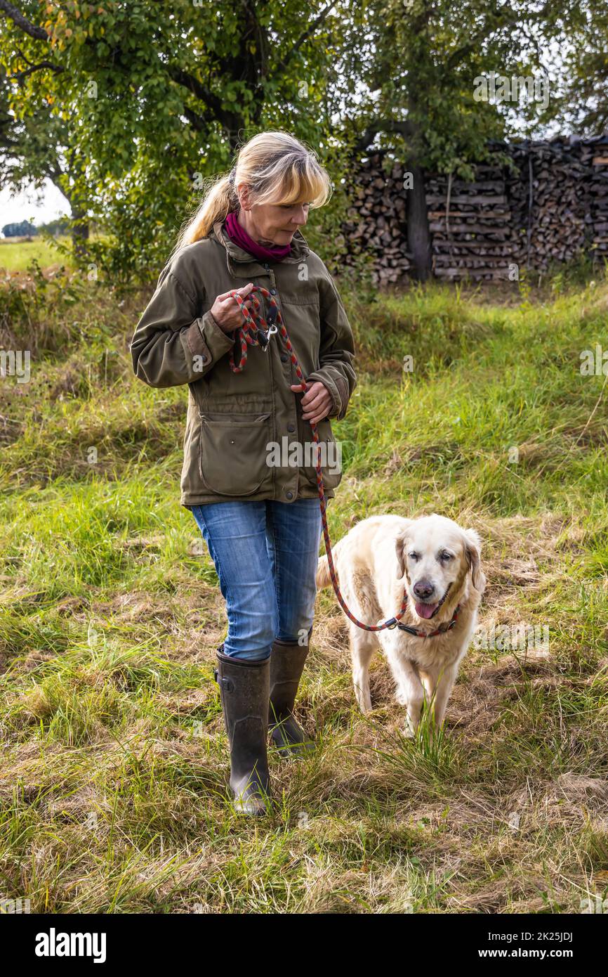 Dog-Trainerin mit Golden Retriever Stockfoto