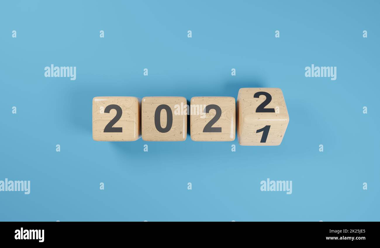 Holzwürfel mit den Jahreszahlen 2021 und 2022, Neujahrskonzept Stockfoto