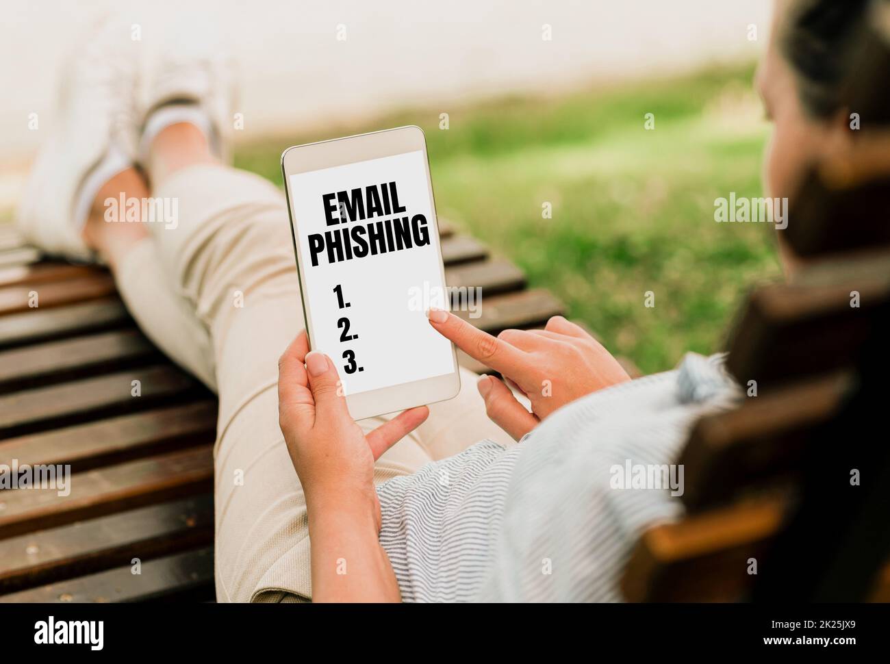 Schreiben mit Text-E-Mail-Phishing. Konzept bedeutet E-Mails, die mit Websites verknüpft sein können, die Malware verbreiten Online-Jobs und die Remote-Zusammenarbeit von Menschen Stockfoto