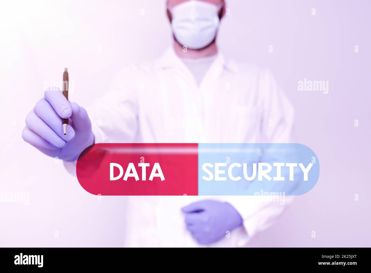 Schild mit Anzeige der Datensicherheit. Konzept Bedeutung Vertraulichkeit Festplattenverschlüsselung Backups Passwortabschirmung Wissenschaftler demonstrieren neue Technologie, Arzt gibt medizinische Beratung Stockfoto