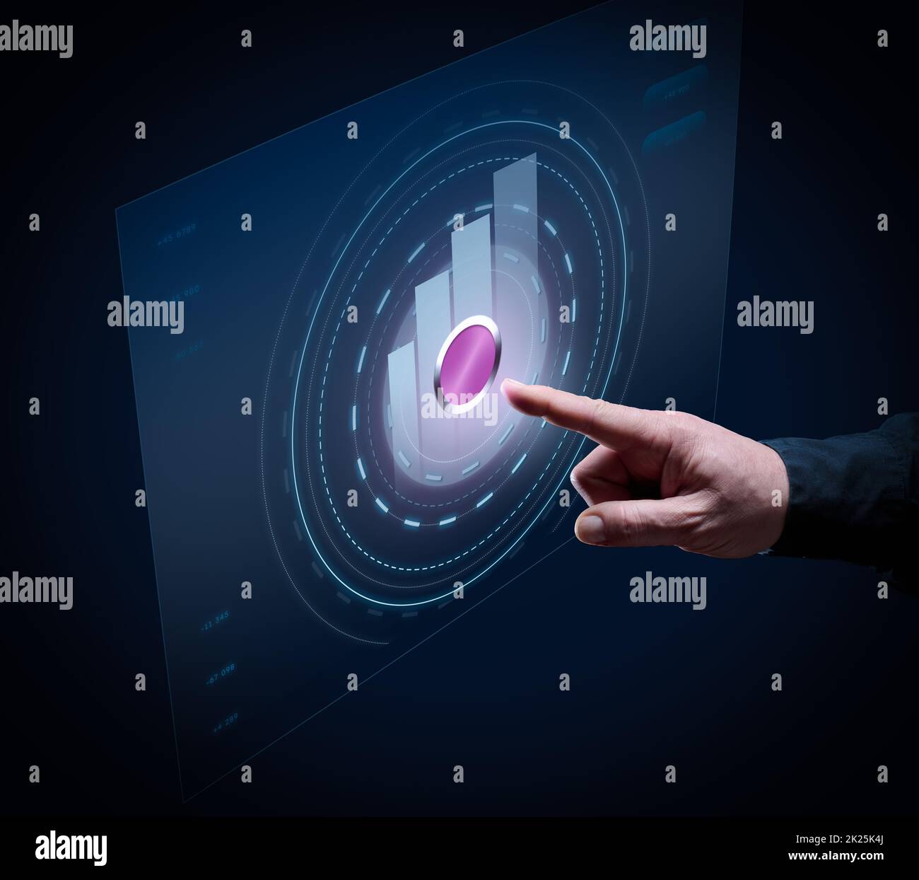 Virtueller Startknopf auf dem holographischen Bildschirm. Futuristisches Diagramm mit einem Zeitplan, Gründung eines Unternehmens und ein neues Leben. Ich führe ein Programm mit männlicher Hand durch Stockfoto