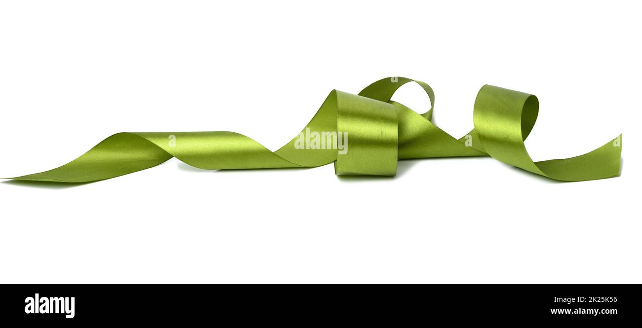 Wirbelndes grünes Seidenband auf weißem Hintergrund, Geschenkverpackung Dekor Stockfoto