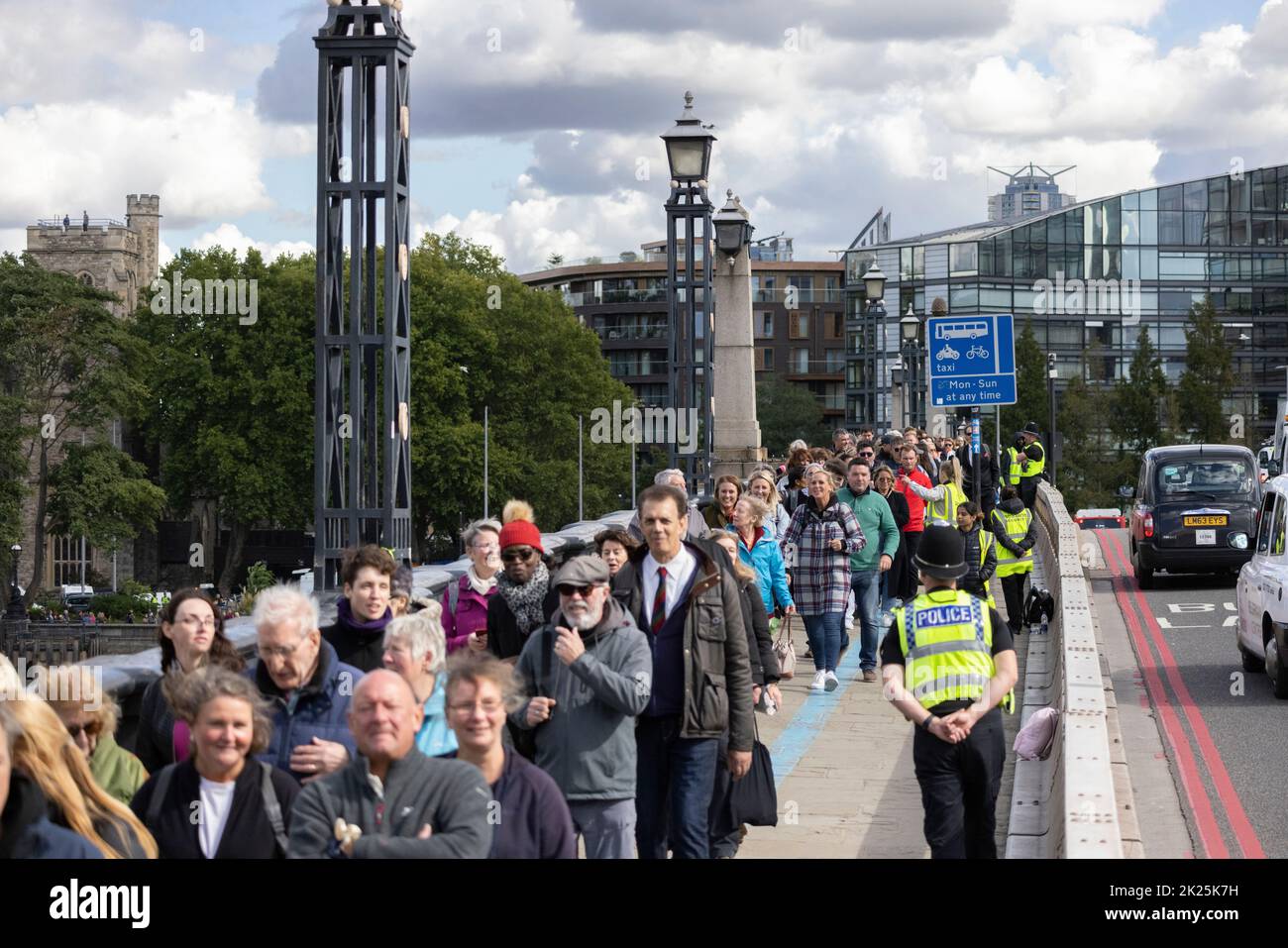 Royal Mourners stehen Schlange, um ihren Respekt zu zollen und den im Bundesstaat Queen Elizabeth II. Liegenden Ort über die Lambeth Bridge, Southbank, London, Großbritannien, zu besuchen Stockfoto