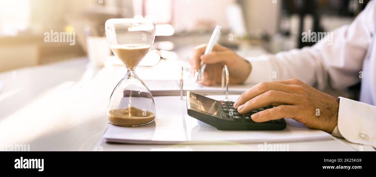 Sanduhr Und Zeitverkürzung Mit Dokument Stockfoto