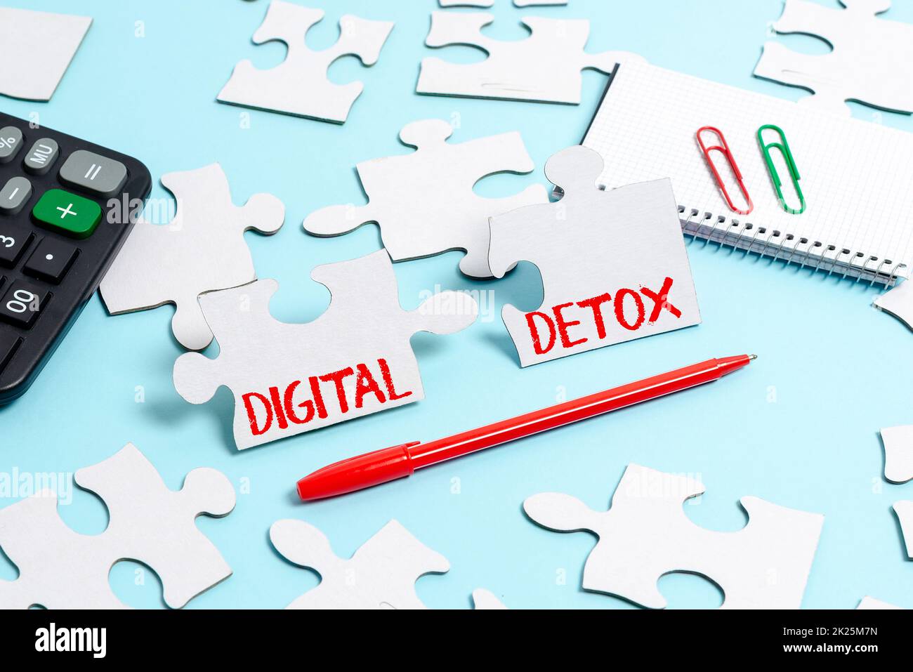 Handschriftlicher Text Digital Detox. Business Showcase frei von elektronischen Geräten Trennen, um Unplugged wieder anzuschließen Bauen Sie ein unvollendetes Puzzle mit weißem Puzzle mit fehlendem Last Piece Stockfoto