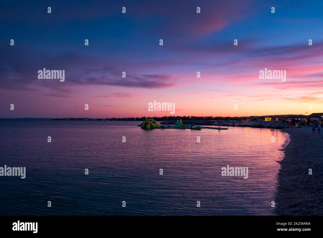 Meer und Strand mit wunderschönem blauen und lila Sonnenuntergang Stockfoto