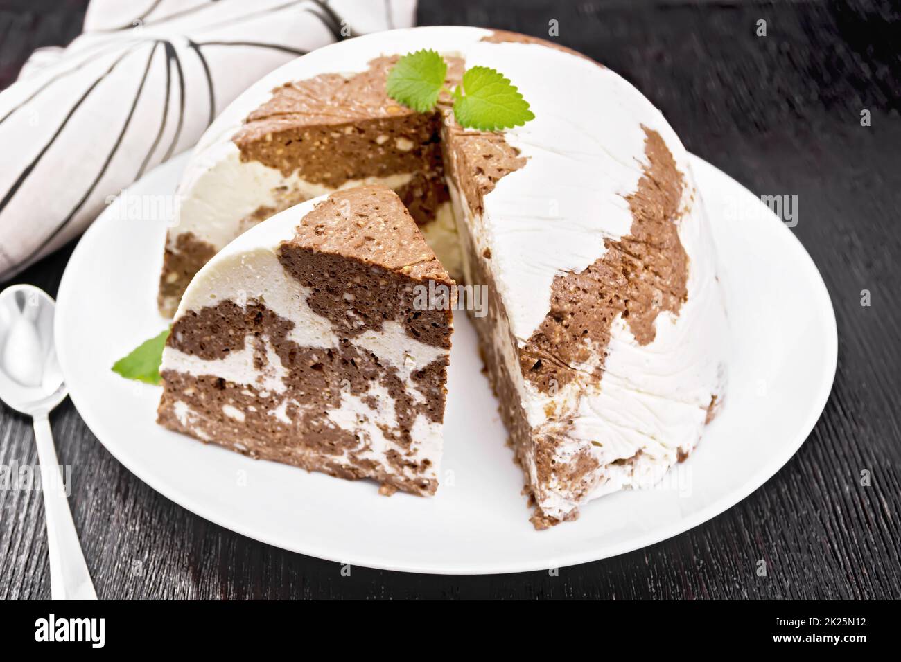 Dessert aus Quark und Schokolade auf Holzbrett Stockfoto