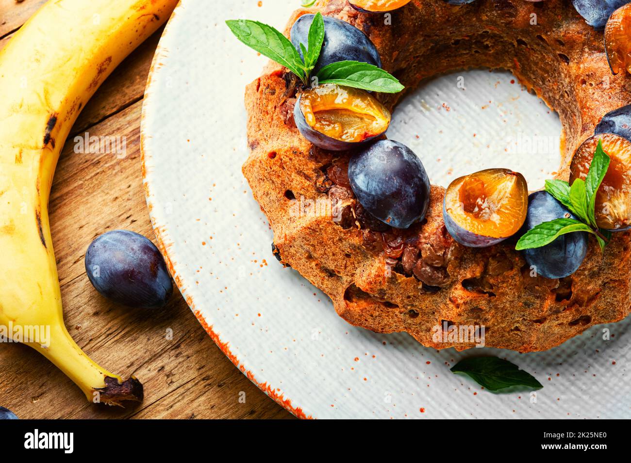 Saisonaler Pflaumenkuchen im Herbst Stockfoto