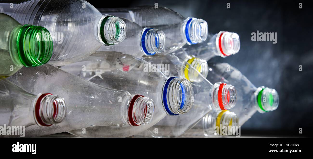 Leere Getränkeflaschen mit Kohlensäure. Kunststoffabfall Stockfoto