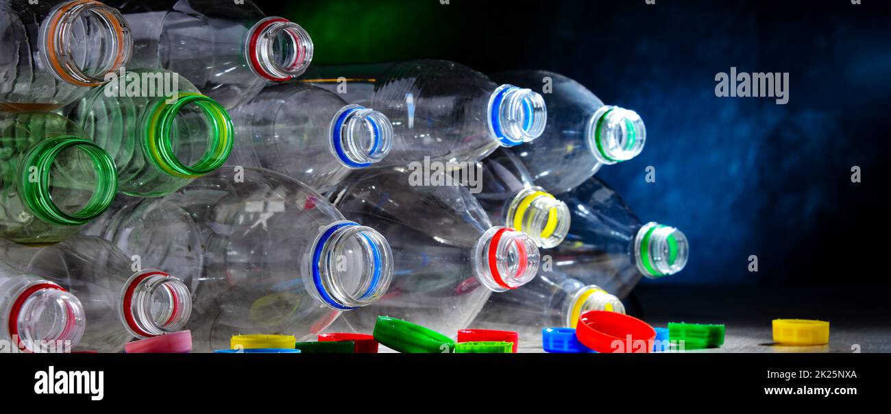 Leere Getränkeflaschen mit Kohlensäure. Kunststoffabfall Stockfoto