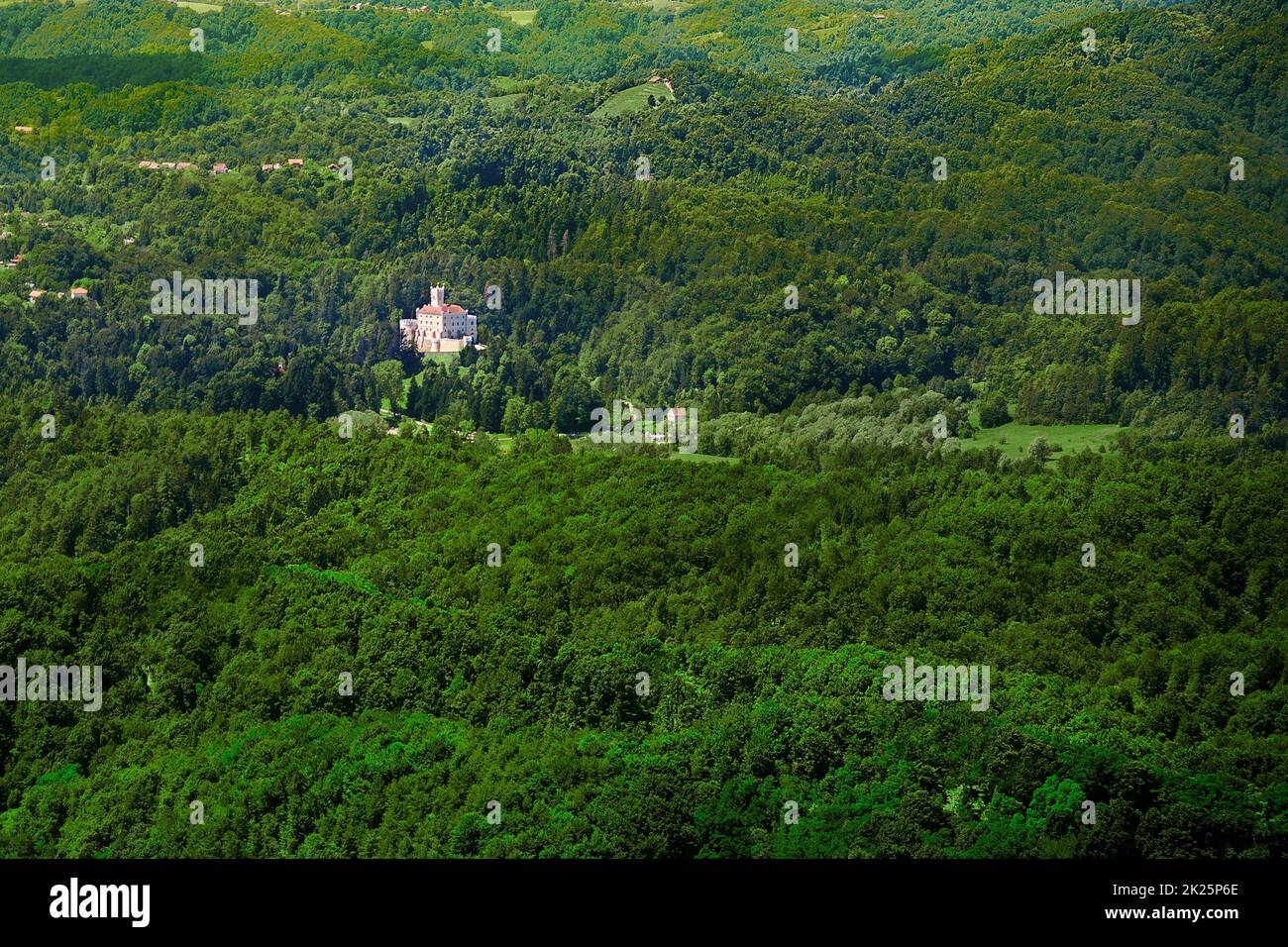 Schöne Burg Trakoscan und grüne Berge Stockfoto