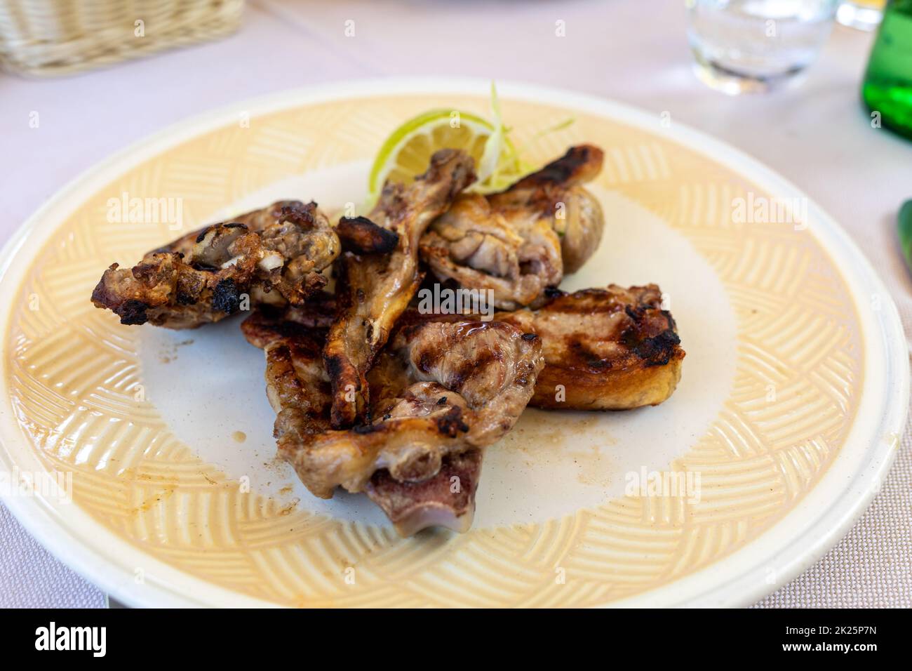 Köstliches Lammbraten auf einer Keramikplatte Stockfoto