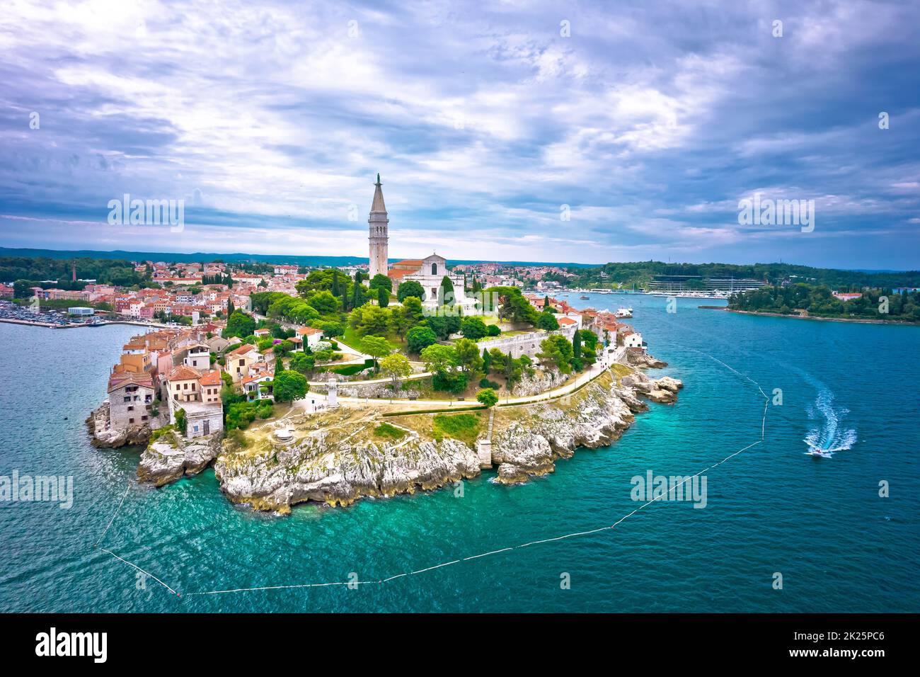 Am Ufer von Rovinj. Stadt Rovinj, historische Halbinsel aus der Vogelperspektive, berühmtes Touristenziel Stockfoto