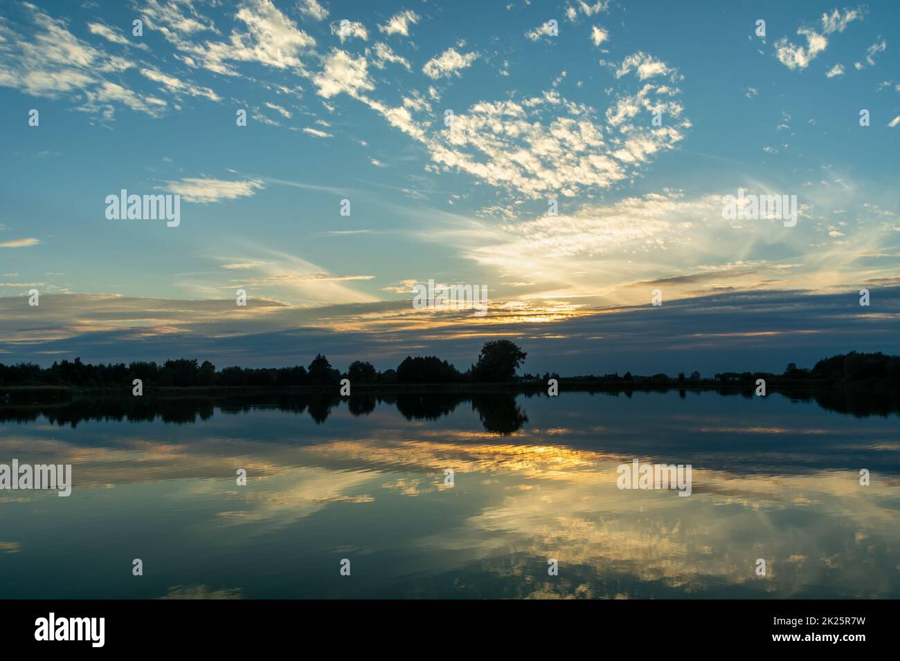 Spiegelung der Abendwolken im Seewasser Stockfoto