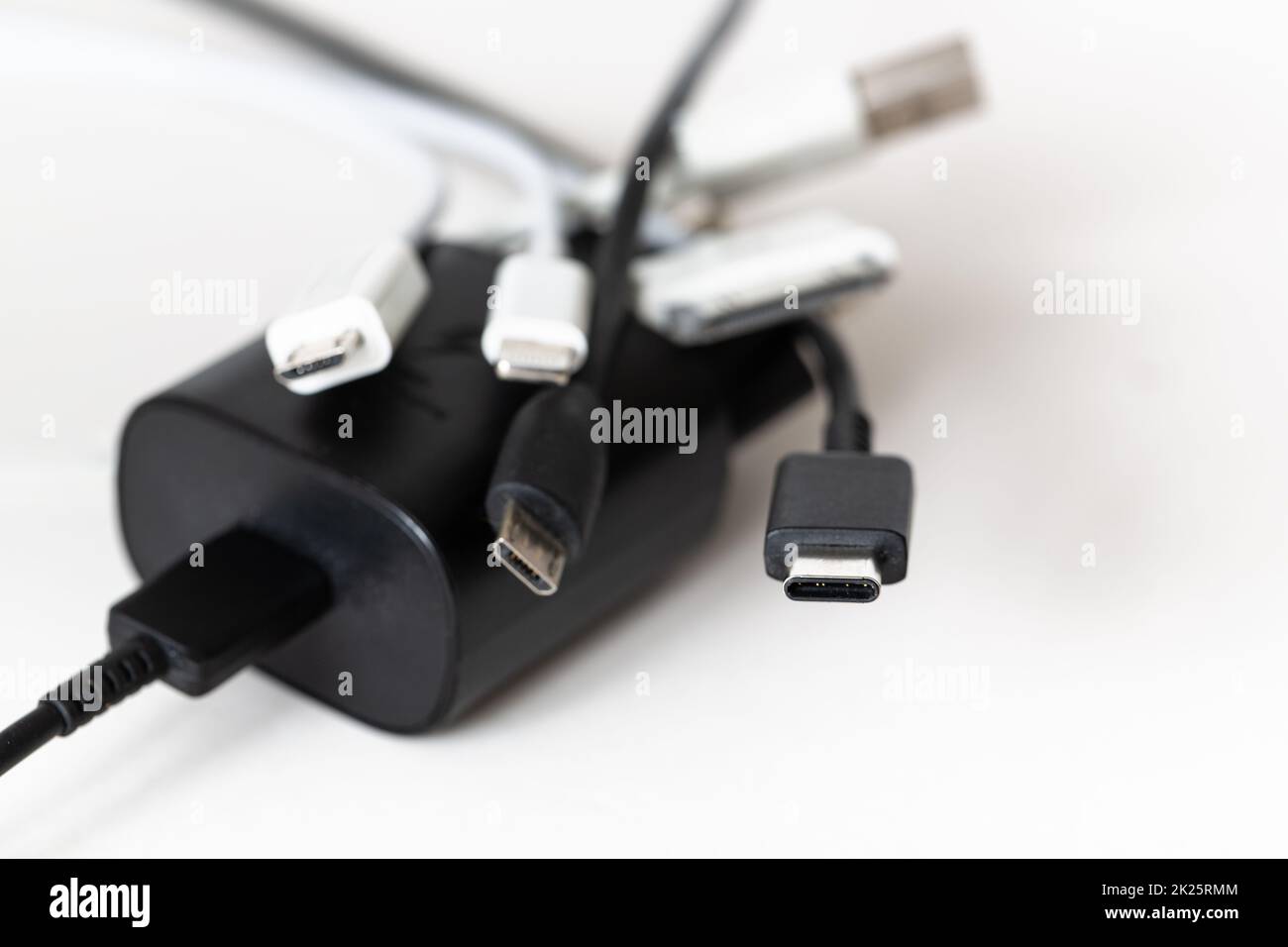 Die EU schlägt vor, die Ladekabel für Mobiltelefone nach dem USB-C-Standard zu standardisieren, um Abfälle zu sparen und zu vermeiden. Stockfoto