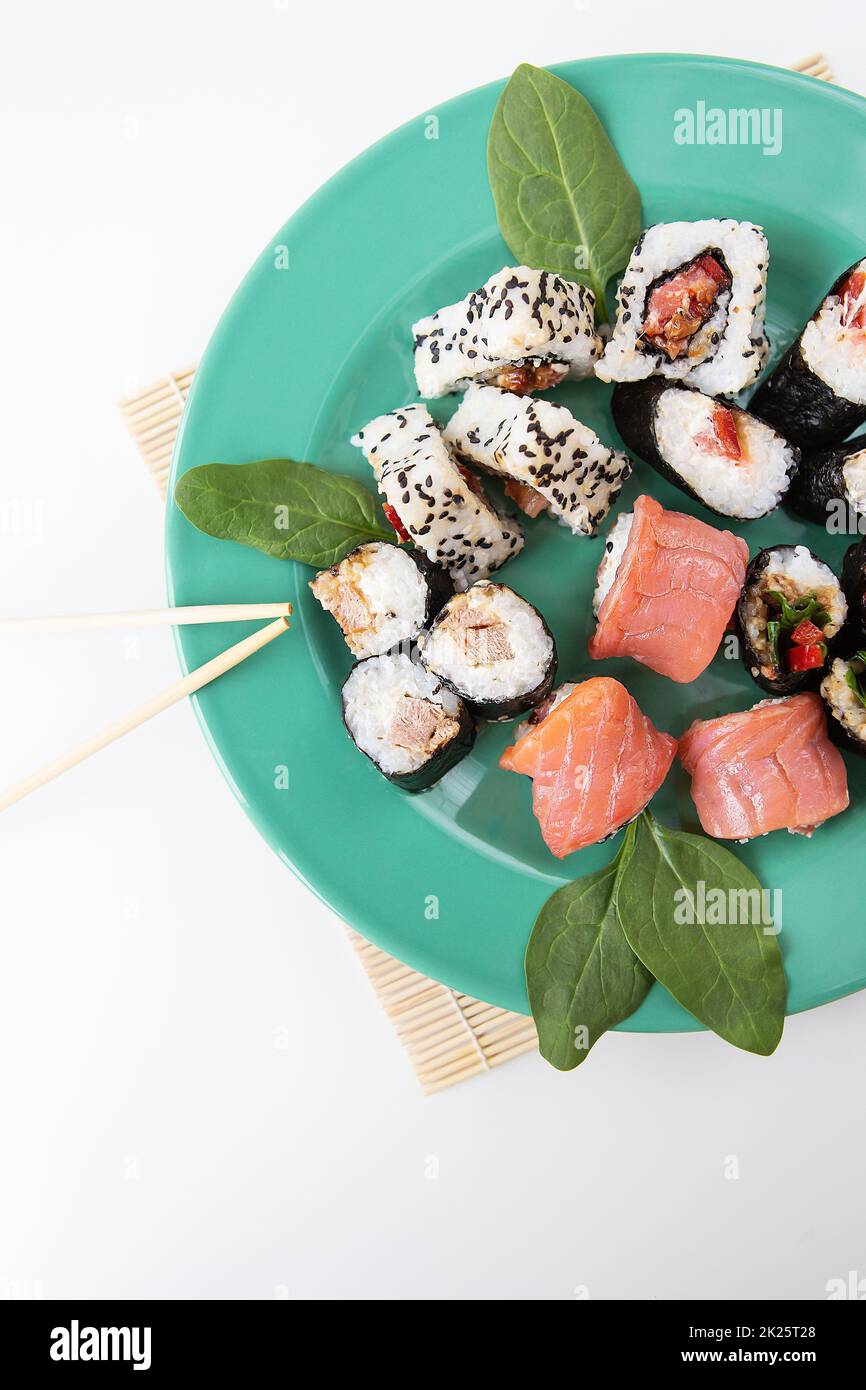 Verschiedene Arten von Maki Sushi, philadelphia, Maki, Lachs, Reis, Salat. Leckeres und gesundes Essen. Nahaufnahme, Draufsicht. Stockfoto