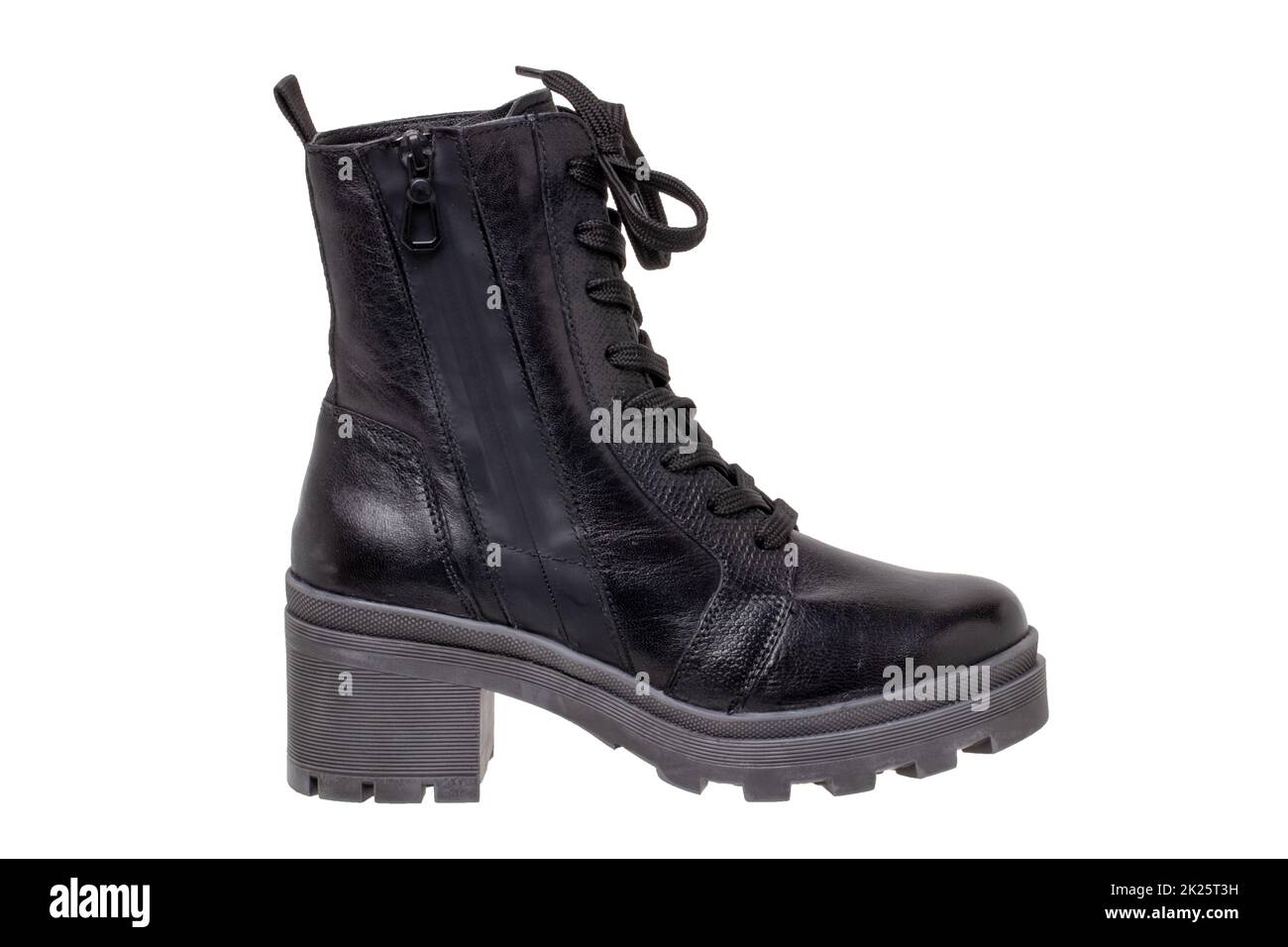 Schuhe und Stiefel für Damen. Nahaufnahme eines eleganten schwarzen Lederstiefels. Aktuelle Trends der Winterschuhmode für Mädchen isoliert auf weißem Hintergrund. Makro. Stockfoto