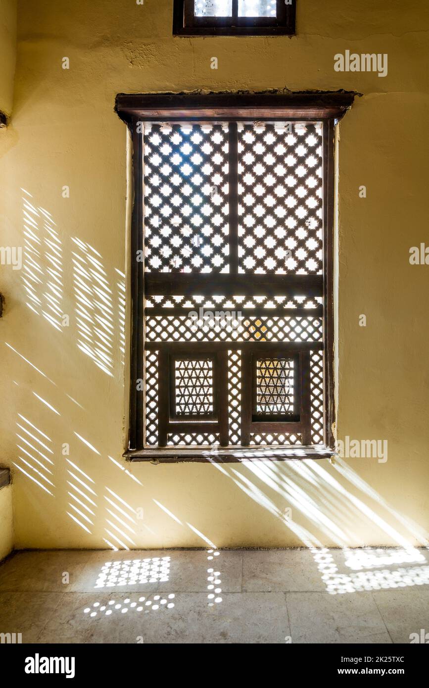 Verzierte Holzfenster - Mashrabiya - in einer Steinwand Stockfoto