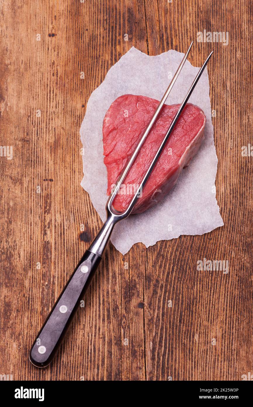 Überblick über ein rohes Steak auf Holz Stockfoto