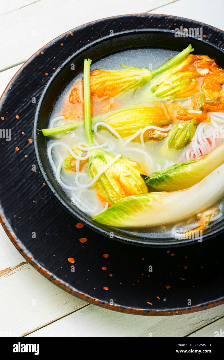 Reisnudelsuppe mit Kürbisblumen Stockfoto