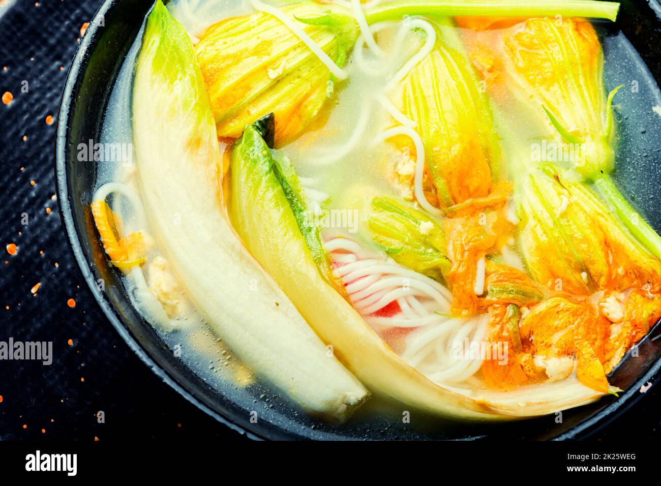 Reisnudelsuppe mit Kürbisblumen Stockfoto