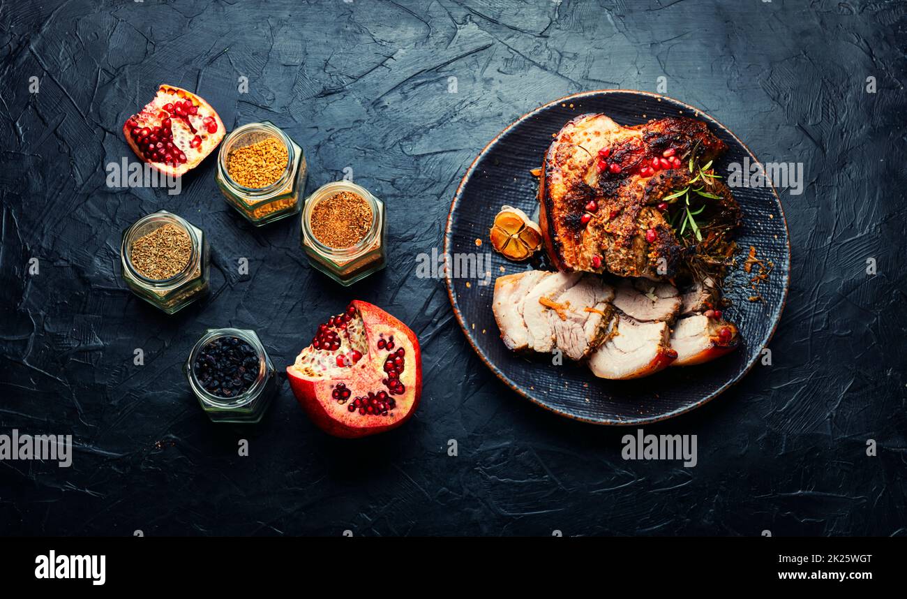Schweinebauch in Gewürzen. Stockfoto