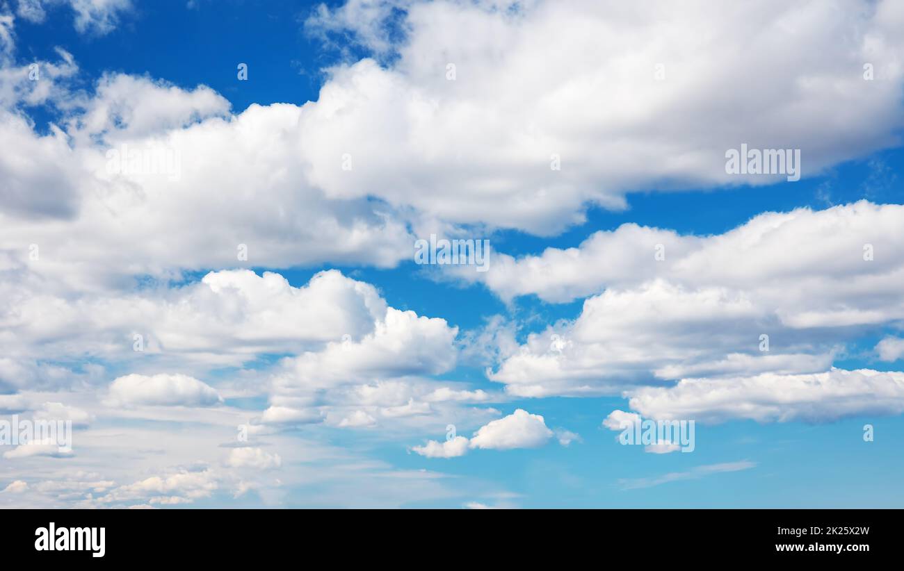 Blauer Himmel mit weichen weißen Wolken an sonnigen Tagen Stockfoto