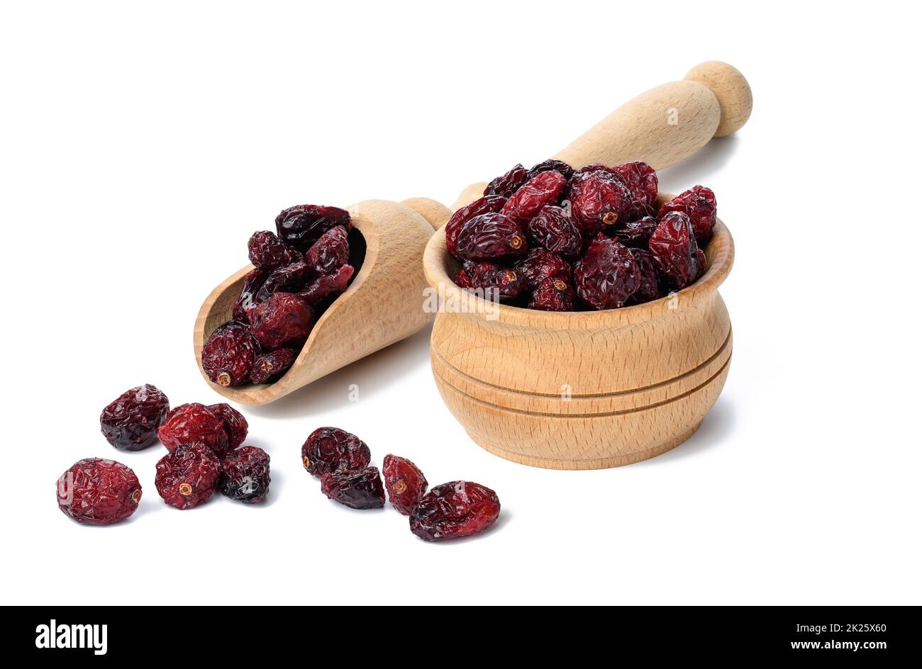 Ein Haufen getrockneter Preiselbeeren in einer Holzschüssel auf weißem Hintergrund. Köstliche Beeren Stockfoto