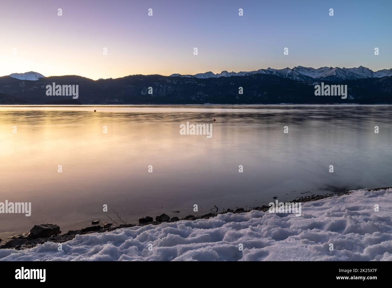 Sonnenaufgang am Walchensee, Bayern, Deutschland, im Winter Stockfoto