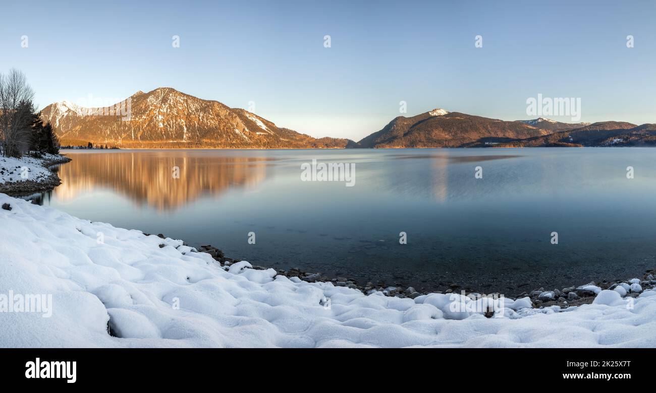 Kalter Morgen am Walchensee in Bayern, Deutschland im Winter Stockfoto