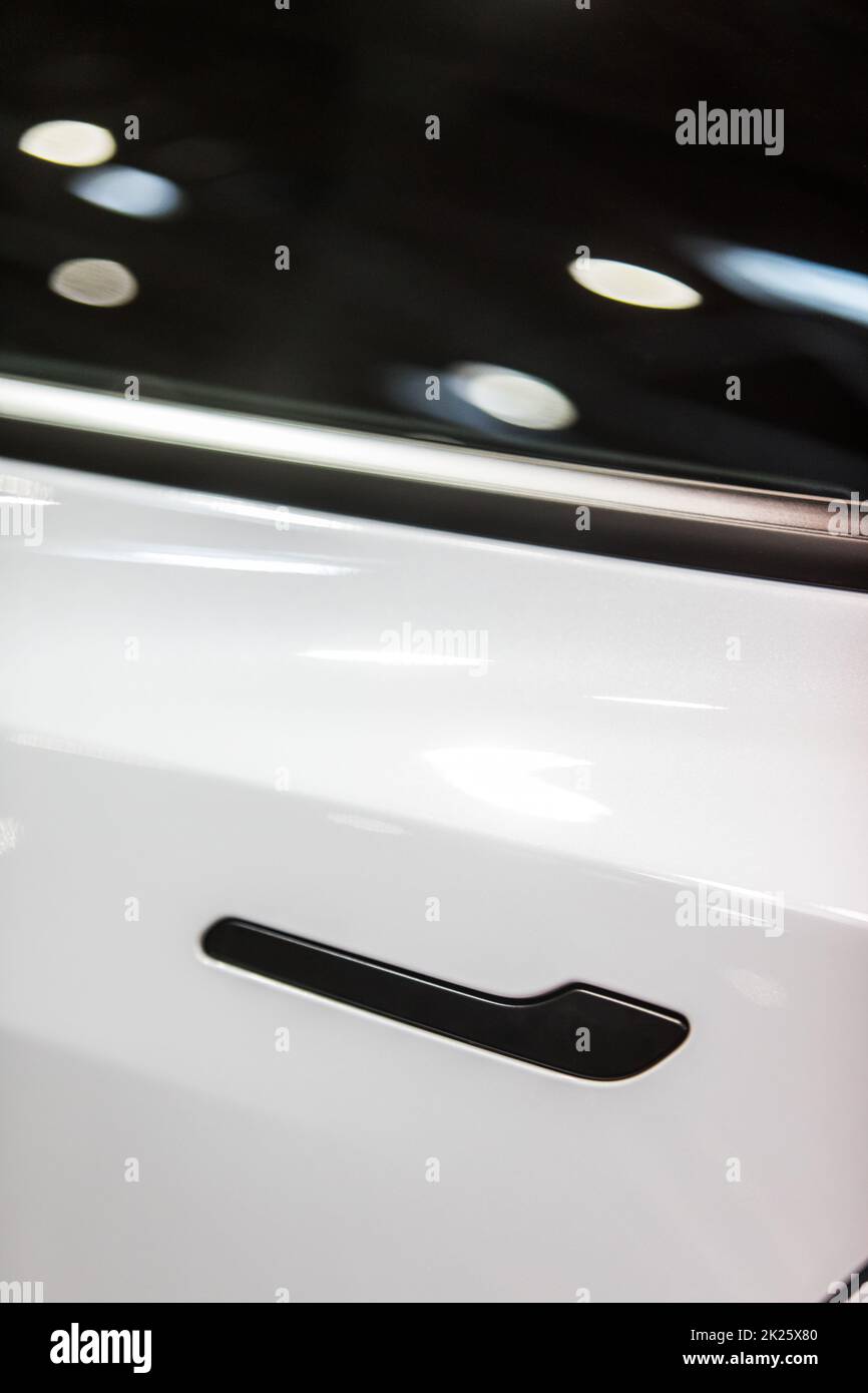 Moderner Türgriff eines weißen Autos Stockfoto