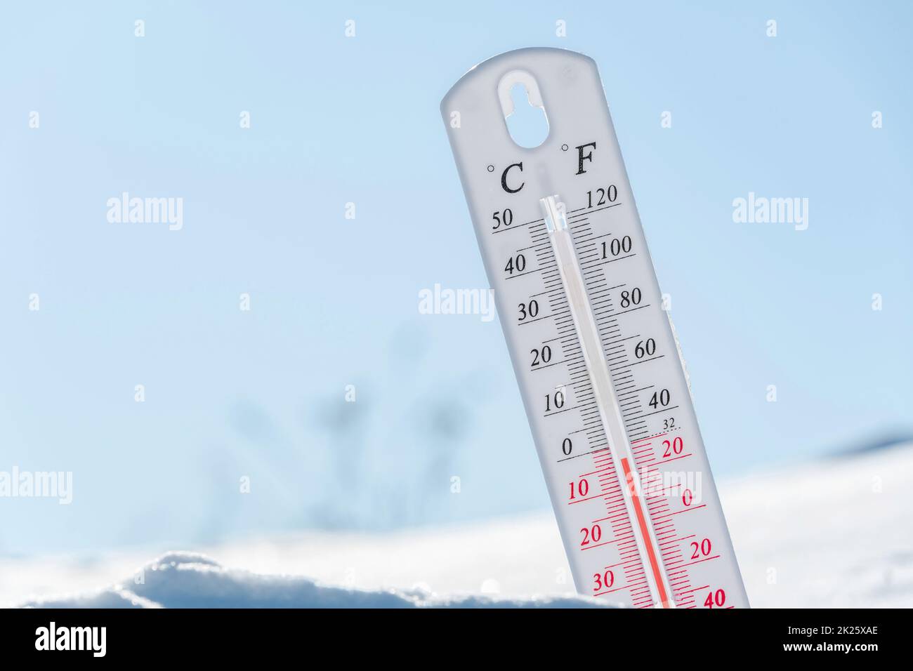 Das Thermometer liegt im Winter auf dem Schnee und zeigt eine niedrige negative Lufttemperatur an. Meteorologische Verhältnisse im rauen Klima in den nördlichen Regionen und in der Umwelt. Klimawandel auf der Erde Stockfoto
