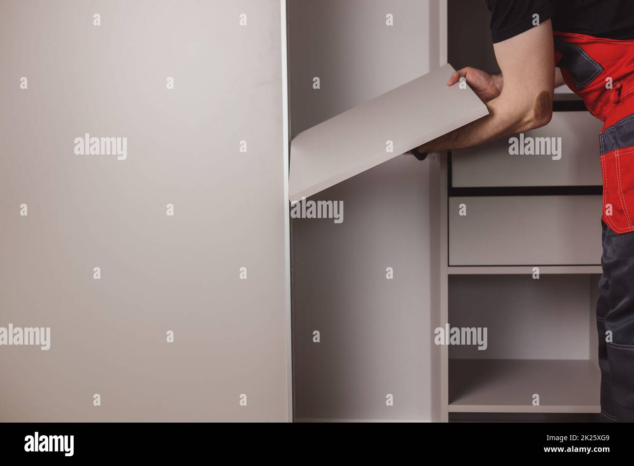 Möbelmonteur montiert moderne Schiebetürschrank Stockfoto