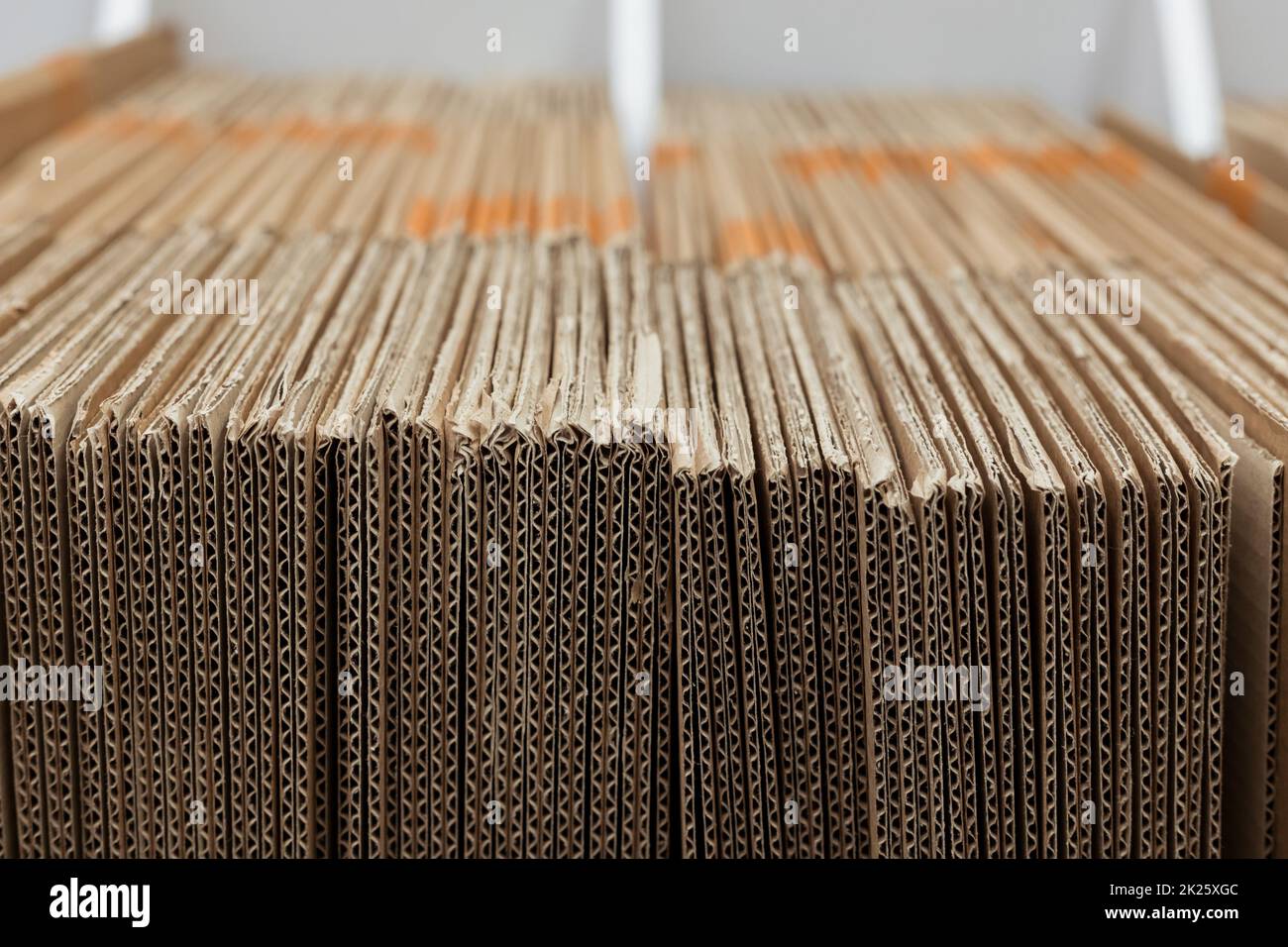 Stapel aus Wellpappe für die Verpackung. Detail des ungleichmäßigen Stapels von Wellpappenblättern. Querschnitt Stockfoto