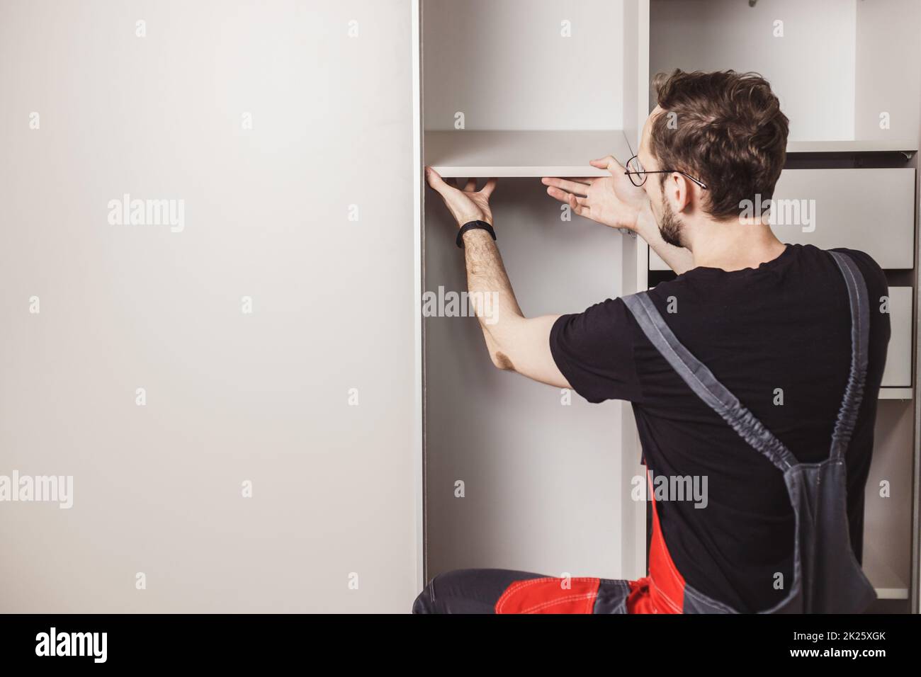 Möbelmonteur montiert moderne Schiebetürschrank Stockfoto